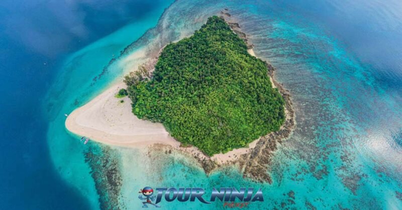 daytrip-phiphi-bamboo-island-s1 bamboo island part of phi phi islands marine park seen from above with its beautiful white sandy beach and turquoise sea